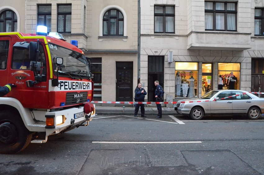 Person aus Fenster gefallen Koeln Muelheim Bergisch Gladbacherstr P55.JPG